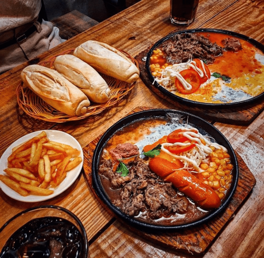 A hot beef dishes cooked medium-rare serve on cast iron skillet