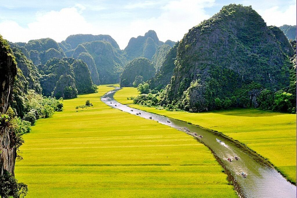 Ninh Binh with a beautiful landscapes of Northern Vietnam